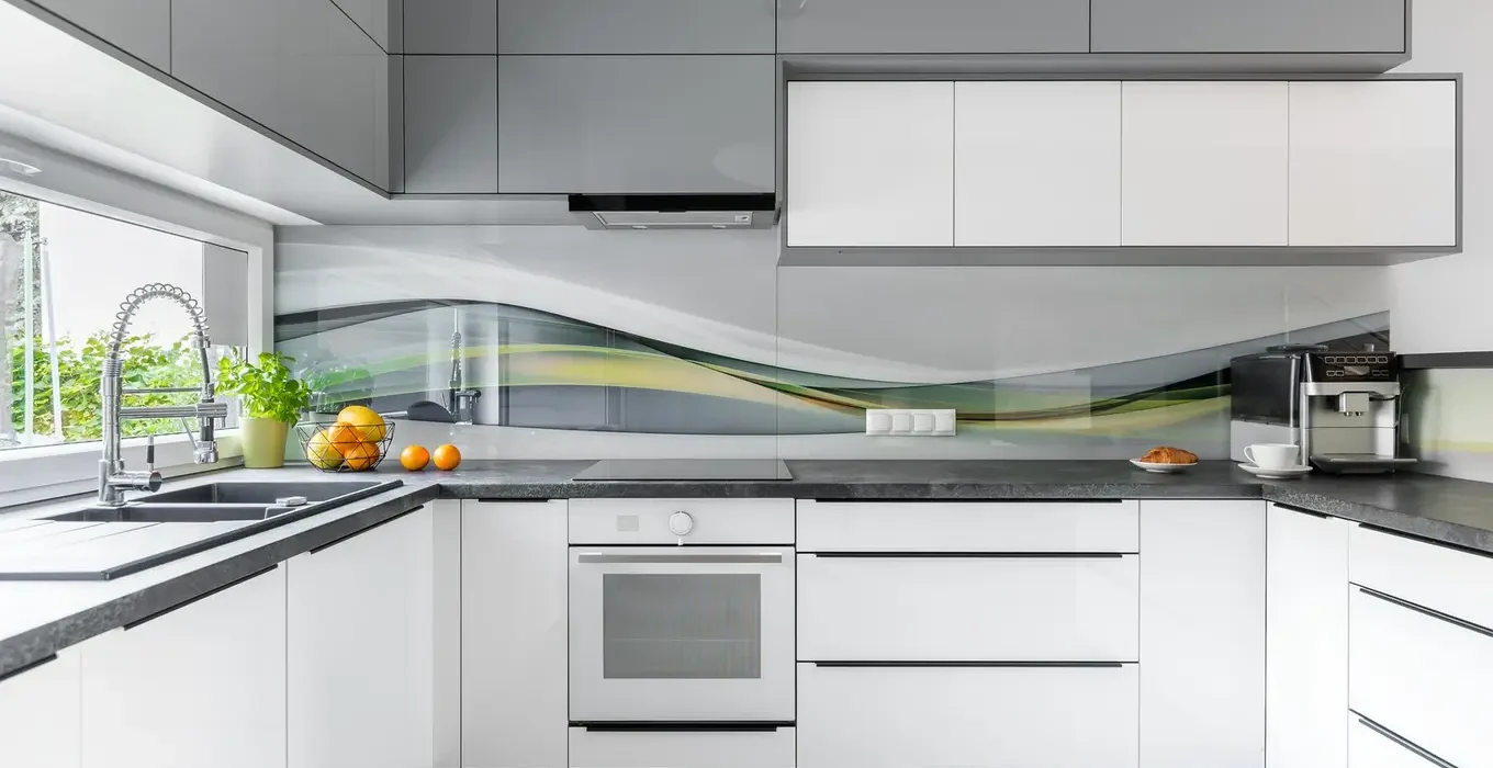 kolorowe szkło lacobel w kuchni