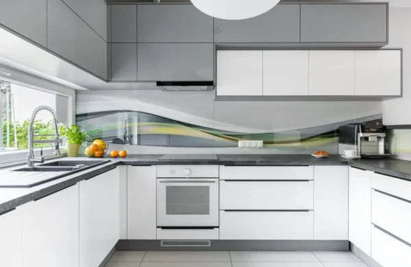 kolorowe szkło lacobel w kuchni