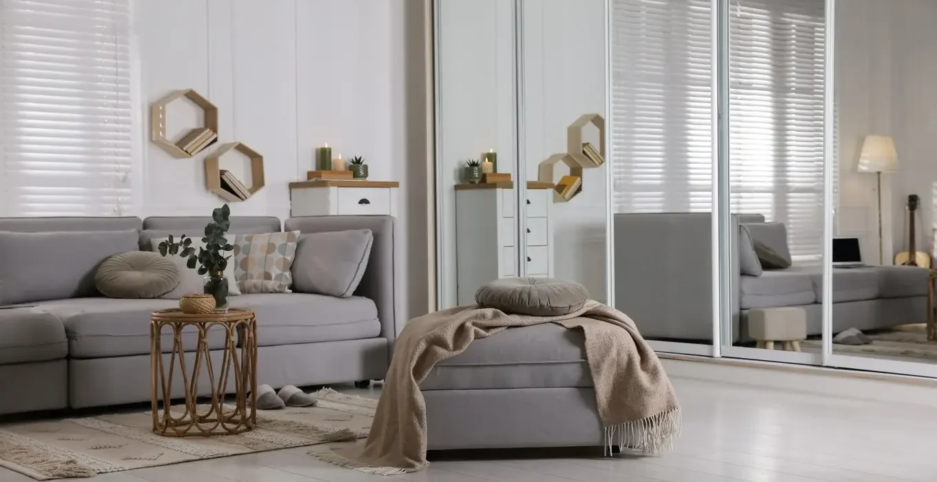 salon z szafą przesuwną z lustrami