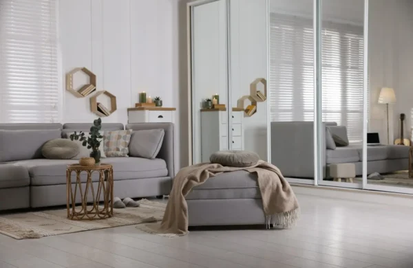 salon z szafą przesuwną z lustrami