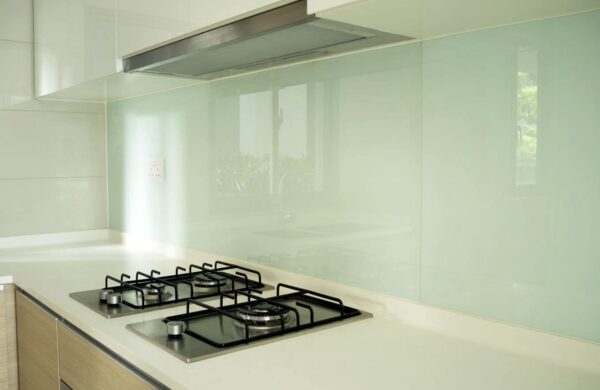 szkło hartowane na scianach w kuchni