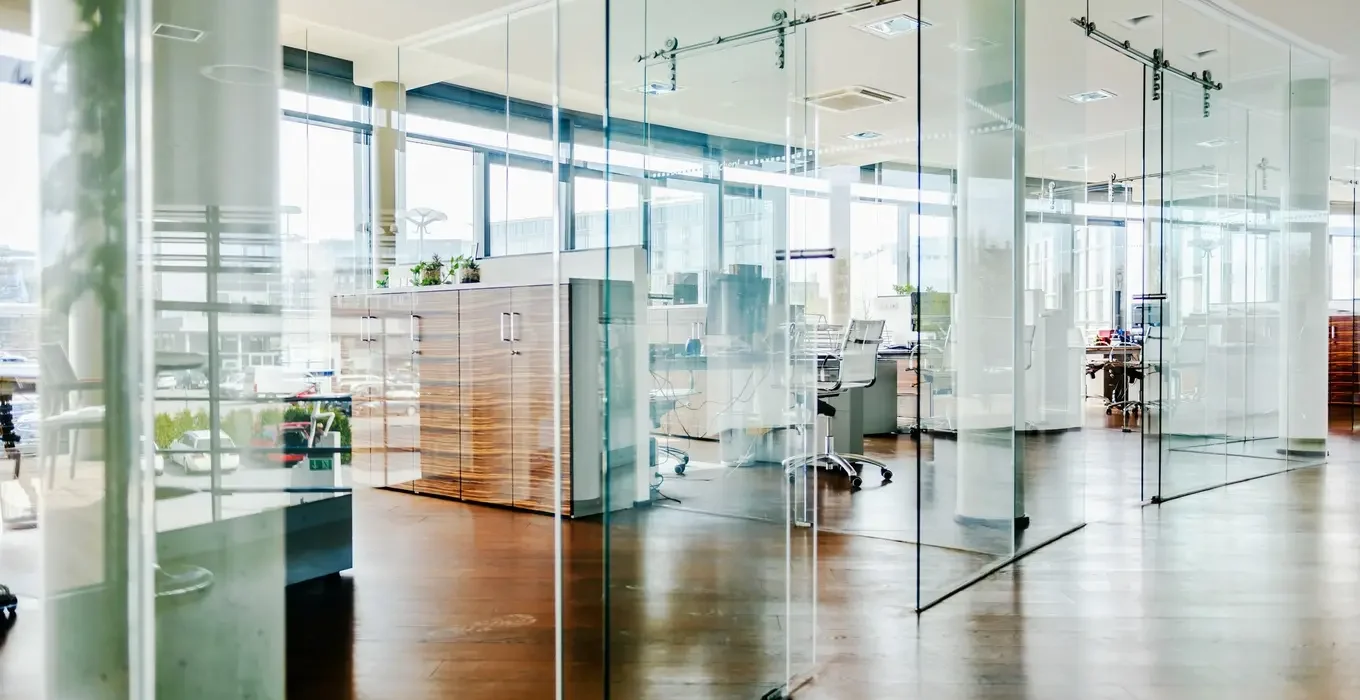 szklane drzwi i ściany w biurze