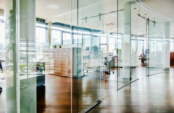 szklane drzwi i ściany w biurze