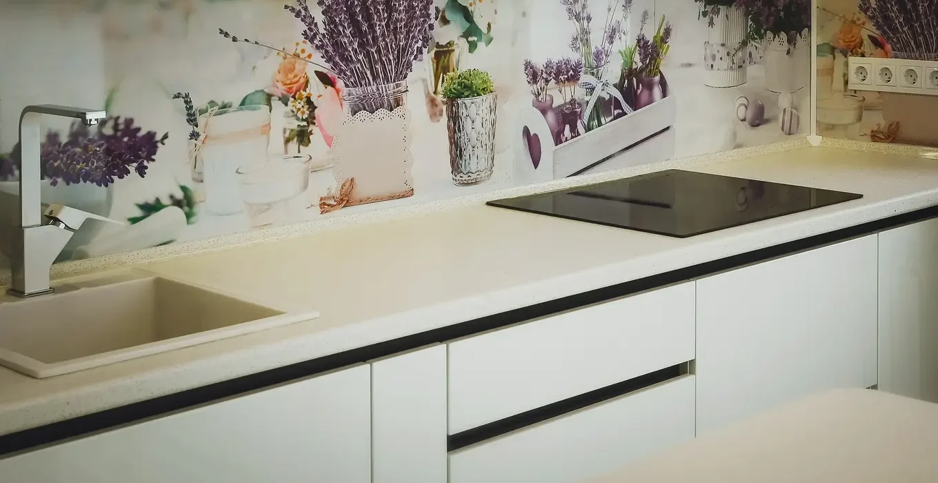 szklany panel z grafiką nad blatem kuchennym