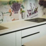 szklany panel z grafiką nad blatem kuchennym