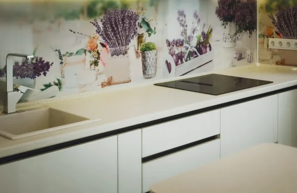 szklany panel z grafiką nad blatem kuchennym