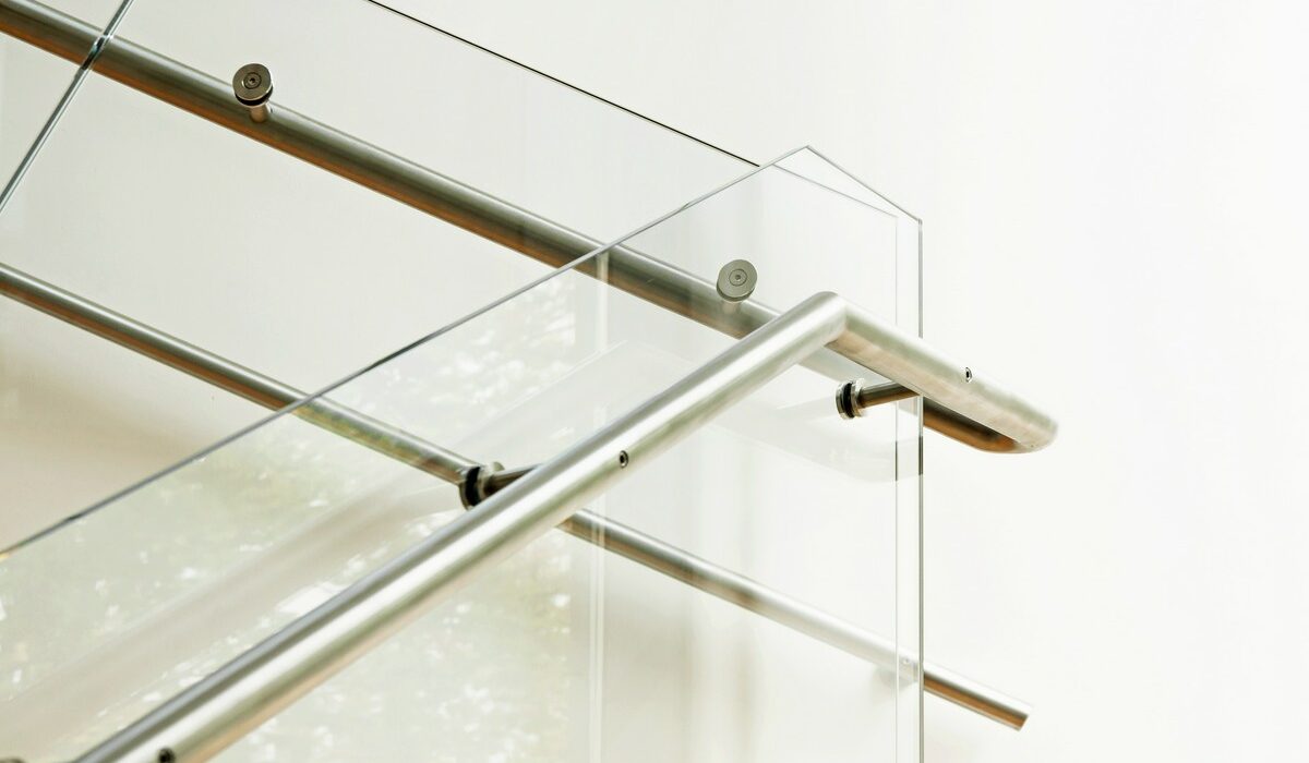 schody ze szklaną balustradą