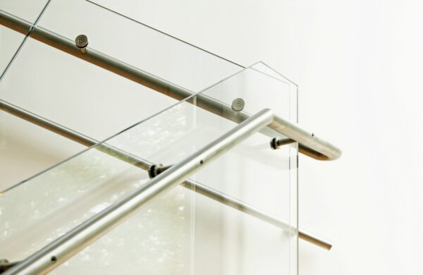 schody ze szklaną balustradą